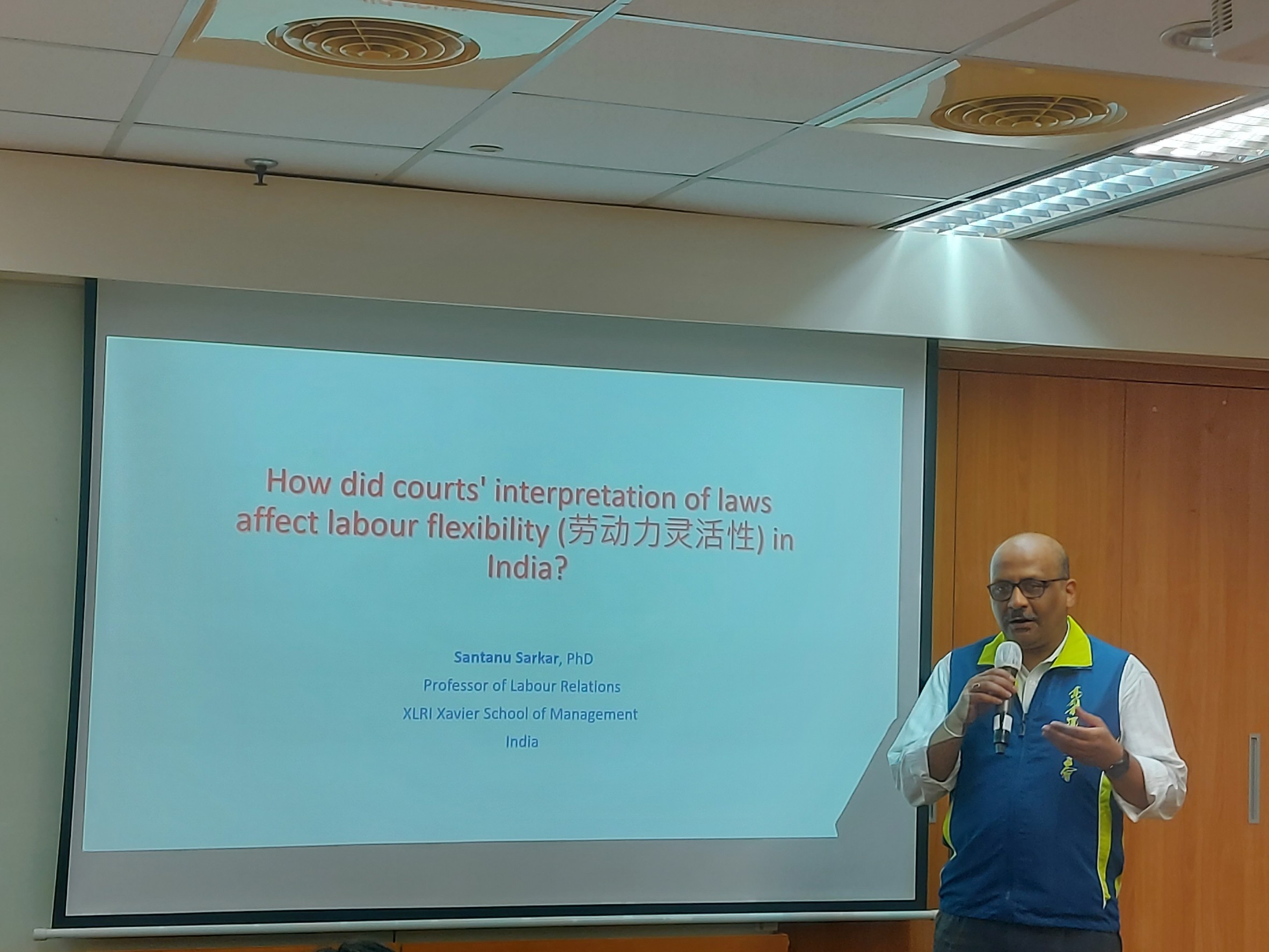 How did courts' interpretation of laws affect labour flexibility in India? (2024.11.18)